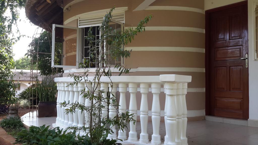 Brownstone Country Home Lira Екстер'єр фото