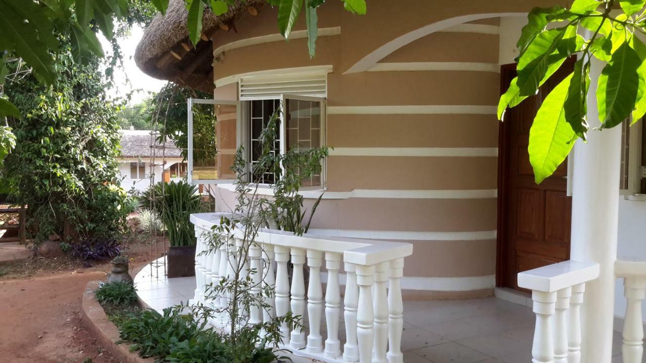 Brownstone Country Home Lira Екстер'єр фото