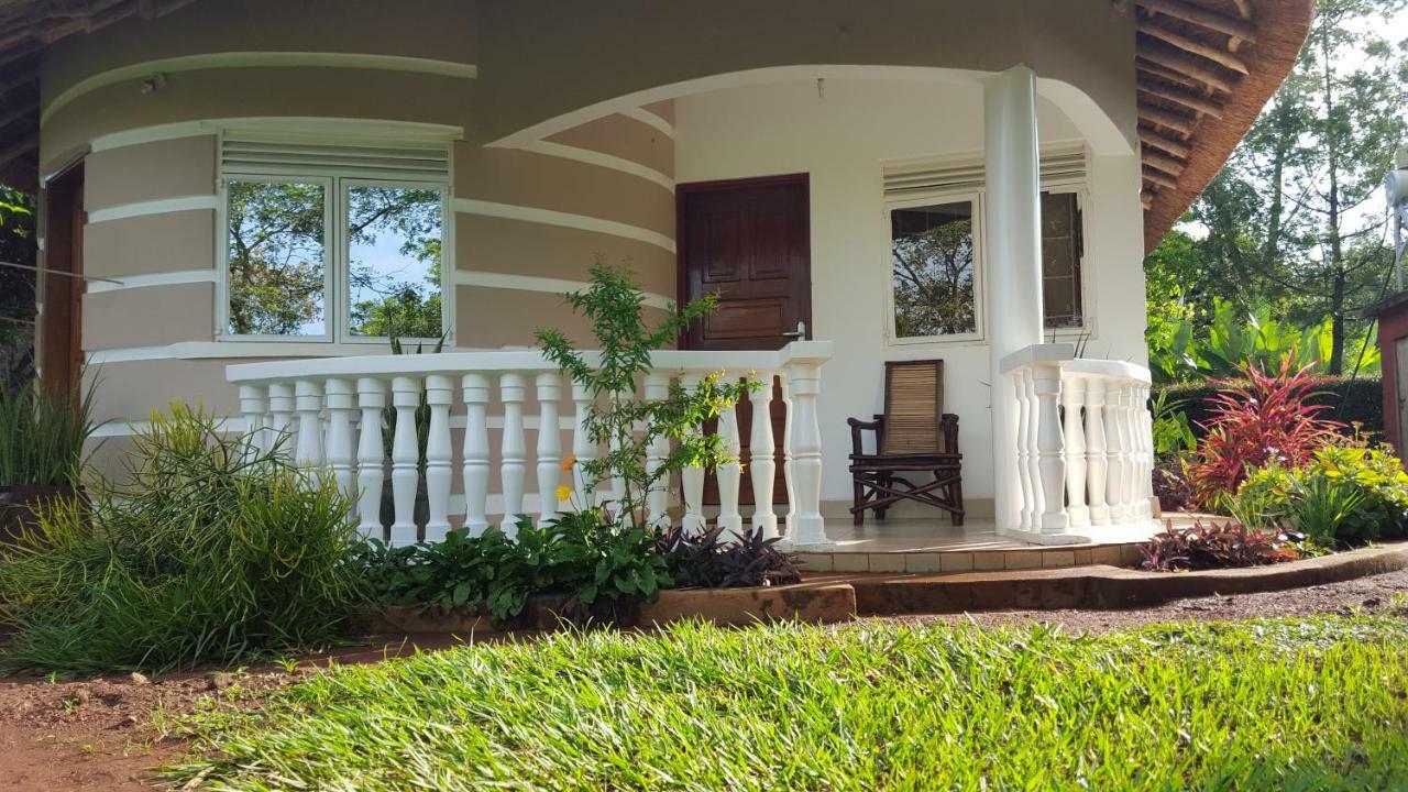 Brownstone Country Home Lira Екстер'єр фото